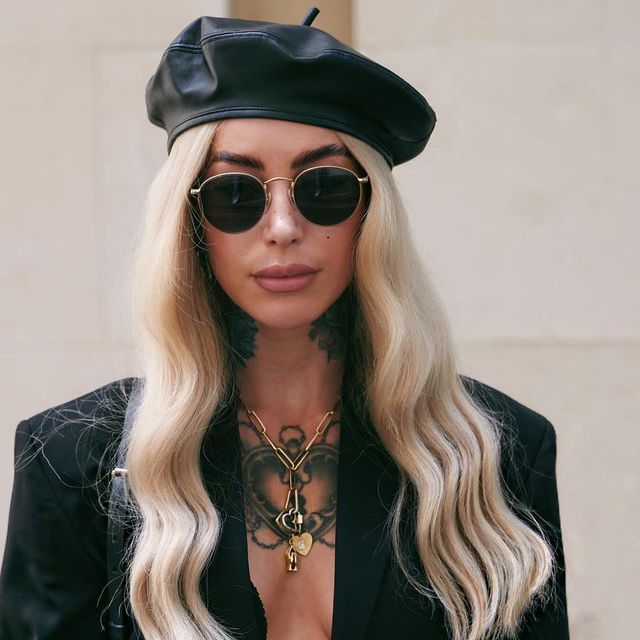 Black Leather Beret Outfit, Hair Styles With Berets, Beret And Blazer Outfit, Berrets Outfits Winter, Beret And Scarf Outfit, Leather Beret Outfit, Beret Outfit Winter, Black Beret Outfit, Beret Outfit Street Style