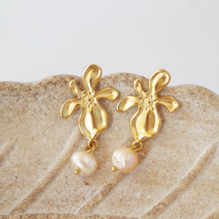 Orchid Baroque Pearl Earrings,Pearl Drop Earrings ,Vintage Style Earrings ,Pearl Jewelry, Anniversary Gift, mothers day gift #GiftForHer #PearlJewelry #BaroquePearl #GoldEarrings #PearlDropEarrings #MinimalistEarrings #VintageJewelry #PearlEarrings #DangleEarrings #titanium Handmade Flower Pearl Earrings, Handmade Flower-shaped Pearl Earrings, Elegant Cream Pearl Earrings For Gifts, Handmade Gold Pearl Earrings In Flower Shape, Gold Flower-shaped Pearl Earrings As Gift, Gold Flower Pearl Earrings For Gift, Gold Flower Earrings With Pearl Charm, Dainty Pearl Earrings With Baroque Pearls As A Gift, Gold Floral Pearl Earrings For Gifts