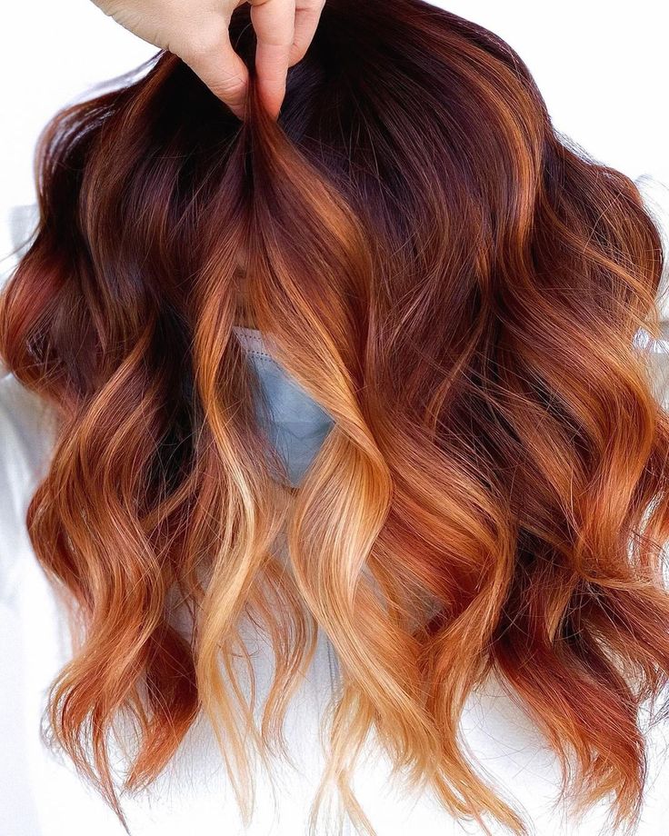 Copper Balayage Summer, Red Hair With Black Eyebrows, Auburn Balayage Short Hair, Red Summer Hair, Red And Copper Hair, Cooper Balayage Brunettes, Copper Hair With Dark Roots, Spring Red Hair Color, Balayage Hair Copper