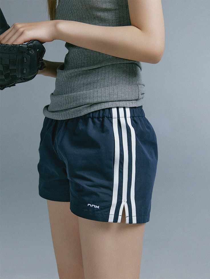 Shorts with side lines that give a sporty look.

Easy to move around in, perfect for relaxing in your room.

It is a convenient item to have as it can be worn for many seasons.
◾️Model
Height/Weight：173cm(68.1in)/49kg(108.0lb)
Fitting Size：S



Size (cm)
Length
Waist
Hip


S
31
68
102


M
32
71
106


L
33
74
110 Sporty Spring Activewear With Side Stripes, Sporty Navy Bottoms With Built-in Shorts, Summer Sportswear Bottoms With Three Stripes, Casual Bottoms With Built-in Shorts For Jogging, Sporty Stretch Bottoms With Three Stripes, Sporty Relaxed Fit Activewear With Side Stripes, Cotton Activewear With Three Stripes For Workout, Cotton Activewear With Side Stripes For Sports, Sportswear Shorts With Three Stripes For Spring