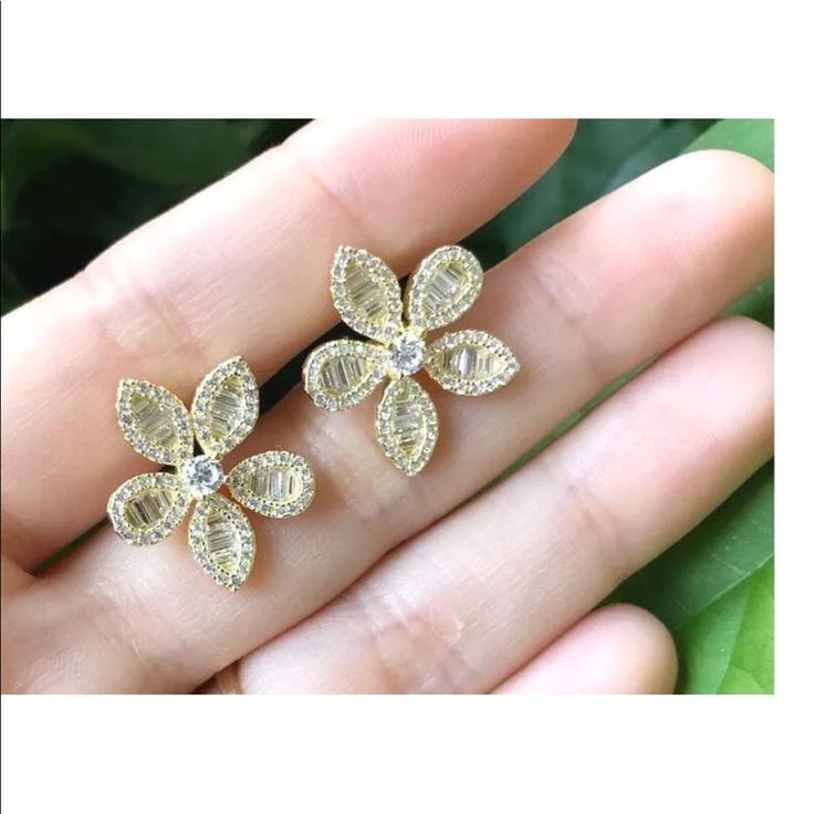 - 925 Sterling Silver Cubic Zirconia Baguettes Daisy Flower Stud Earrings. - It Is A Very Trendy And Unique Style. - It Is A Perfect Gift For Your Lover, Friends Or Family Member For Any Occasions. - It Comes With The Sterling Silver Stamped. - There Are Three Colors: Silver, Gold & Rosegold Colors ( Gols Ans Rosegold Are 14kt Gold Plated Over Sterling Silver). - It Is 100% Brand New!!! - Feel Free To Email Me With Any Questions. Luxury Cubic Zirconia Flower Earrings, Luxury Cubic Zirconia Flower Earrings For Gift, Glamorous Cubic Zirconia Flower Earrings For Gift, Luxury Flower Earrings With Cubic Zirconia As Gift, Glamorous Flower Earrings With Cubic Zirconia For Gift, Luxury Silver Flower Diamond Earrings, Flower Shaped Cubic Zirconia Crystal Earrings For Party, Flower-shaped Cubic Zirconia Crystal Earrings For Party, Sparkling Flower Cubic Zirconia Earrings