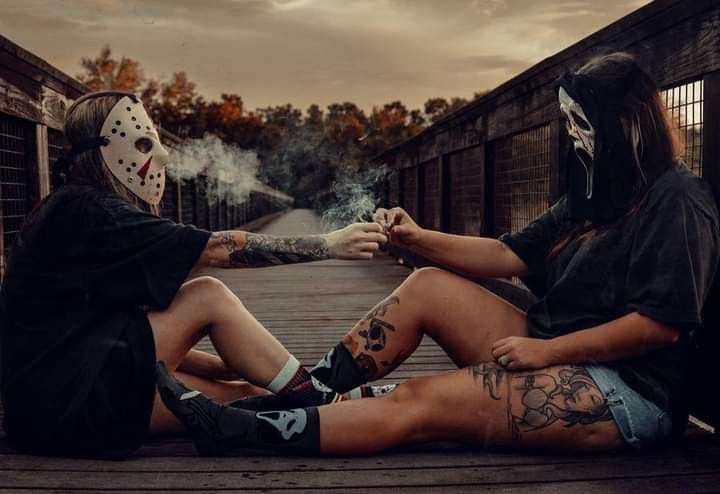 Halloween Styled Shoot, Spooky Halloween Pictures, Halloween Costumes 2022, Horror Photos, Bouidor Photography, Friendship Photoshoot, Halloween Photography, Cute Couple Halloween Costumes, Halloween Photo