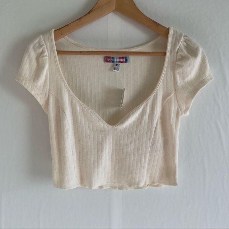 Uo Ivory Crop Top Size M 63% Polyester 33% Cotton 4% Elastane Deep V Neck Approximate Measurements Pit To Pit 15.5” Length 15” New With Tags. No Visible Holes Or Stains. See Pics For More Details. Thanks For Stopping By! 0836 Casual Cream V-neck Top, Fitted Beige V-neck Crop Top, Off White V-neck Top For Day Out, Everyday V-neck Crop Top For Spring, Neutral V-neck Top For Day Out, Chic Off White V-neck Top, Trendy Off White Top For Day Out, Fitted Off White Cotton Top, Trendy Off White Tops For Day Out