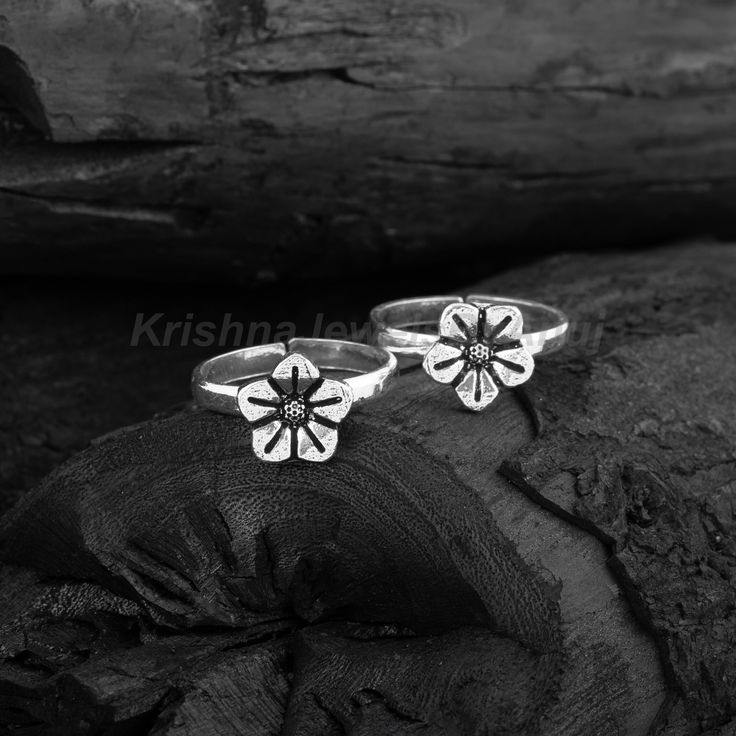 We offer only the finest silver jewelry in our collection. Material - Pure 925 Solid Sterling Silver Toe Ring Size - Adjustable Weight -  4.3 Gram Approx. Quantity - 1 Pair (2 Piece) Stamped 925 Free Standard Shipping Worldwide Payment Policy :- We accept payment through PayPal. All payments must be made within 7 days of purchase. If you are experiencing some difficulty in paying through PayPal and need additional time, please  contact us. Shipping Policy :- All United States parcel will be ship Traditional Sterling Silver Flower Ring As Gift, Silver Flower Toe Ring, Traditional Sterling Silver Flower Ring In Silver, Traditional Silver Flower Ring In Sterling Silver, Traditional Silver Flower Ring For Anniversary, Silver Anklets Designs, Sterling Silver Toe Rings, Anklet Designs, Adjustable Weights