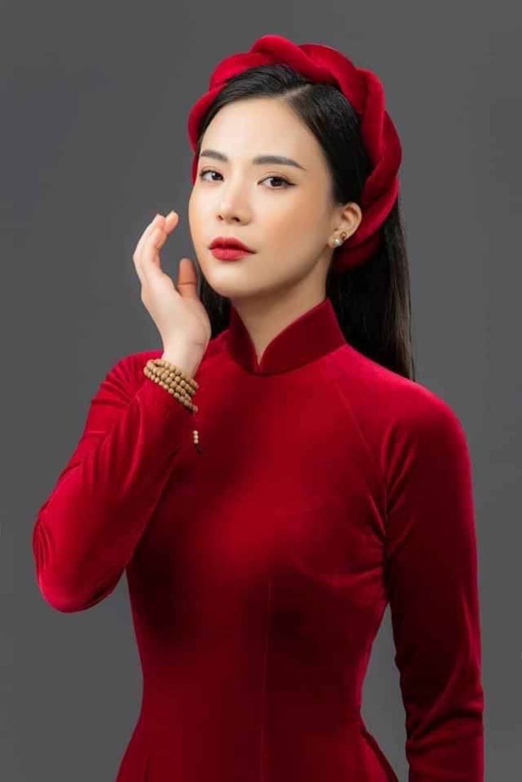 Red TRADITIONAL Velvet Ao Dai  Product information: Material: Red Velvet  The product has a slight stretch Feminine elegant color Exquisite sewing Easy to coordinate with accessories for a complete set This set includes a  Ao Dai and a matching pants. It's Asian size, it may run out 1-2 smaller size than International Standard size. Please refer the size chart before purchasing Please let me know if you need more information! See more beautiful Ao Dai at : https://www.etsy.com/au/your/shops/Ther Traditional Red Winter Dress, Red Long Sleeve Cheongsam For Wedding, Red Long Sleeve Cheongsam For Party, Elegant Red Long Sleeve Ao Dai, Red Long Sleeve Ao Dai For Formal Occasions, Red Fitted Long Sleeve Ao Dai, Ao Dai Red, Bridal Ao Dai, Red Ao Dai