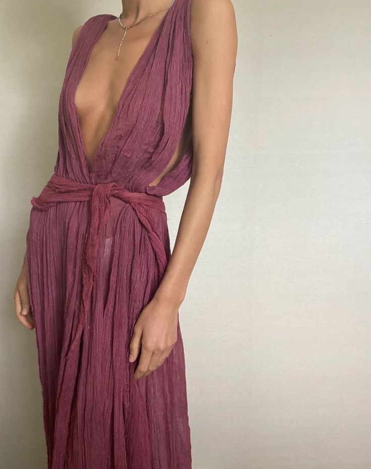 Tulum Style Clothing, Long Dress With Tie Back For Date Night, Long Tie Back Dress For Date Night, Long Tie-back Dress For Date Night, Chic Pink Halter Dress For Wedding, Beachwear V-neck Maxi Dress For Date Night, Chic Long Backless Dress For Party, Chic Backless Maxi Dress, Chic Backless Summer Dress