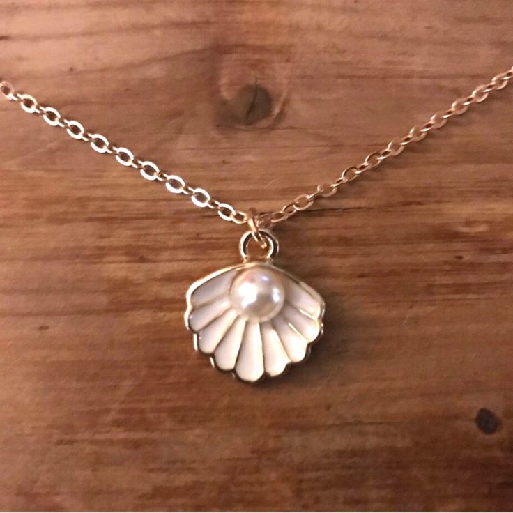 “Pearl In Clam Shell” White Enamel Seashell Mermaid Ocean Sea Beachy Vacation Surfer Dainty Necklace. White Pearl Nested In A White Clam Shell. On A Gold Cable Chain. New. *Matching Earrings Also Available! **Also Available In Blue, Pink, & Purple Styles! Measurements: Pendant Length: 0.7” Pendant Width: 0.5” Chain Length: 18” If You Want It, Don’t Let It Get Away Send Me An Offer! I Love To Do Bundle Order Discounts! Pearl Necklace For Beach, Summer White Pearl Shell Necklace, Pearl Seashell Necklace, She’ll Necklace, Beach Pearl Chain Shell Necklace, Pearl White Shell With Pearl Charm For Beach, Clam Necklace, Pearl In Clam, Gold Shell Ocean-inspired Necklace