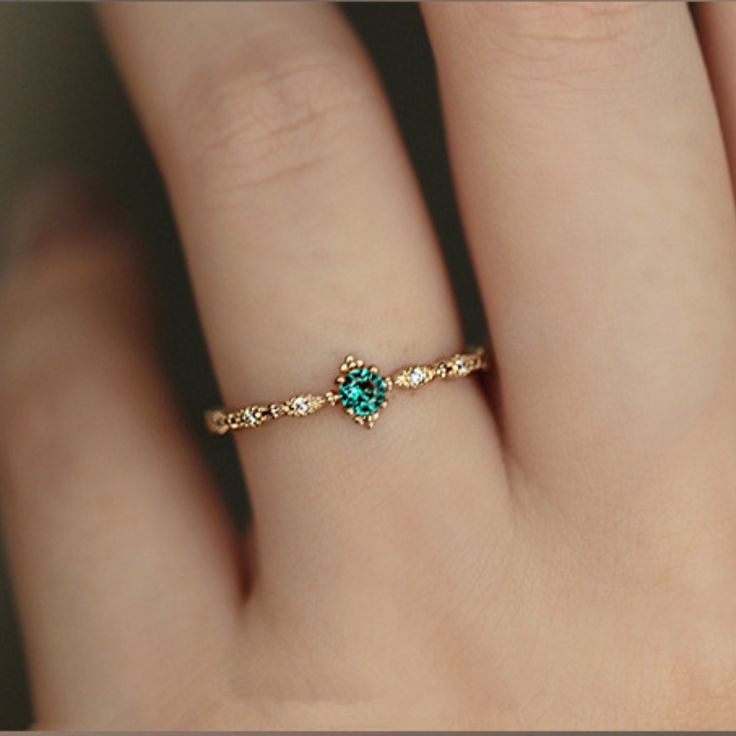 Green Wedding Rings, Emerald Green Jewelry, Necklace Bar, Diamond Gold Ring, Fancy Jewelry Necklace, Emerald Wedding Rings, Cute Engagement Rings, Emerald Ring Gold, Jewelry Minimalist