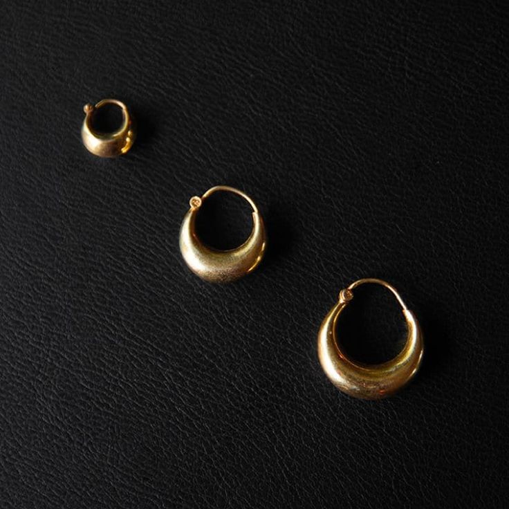 Forged with meticulous precision, these chunky hoop earrings confidently establish themselves as iconic pieces. Simultaneously simple and boldly statement-making, they radiate a fearless blend of raw elegance and meticulous craftsmanship. Design: Minialist Material: 22k Gold Plated Sizes XS: 1,3 cm x 1,3 cm (1.5 g / pair) S: 2 cm x 2 cm (4 g / pair) M: 2,6 cm x 2,6 cm (9 g / pair) L: 4,3 cm x 4,3 cm (15 g / pair) Second Piercing, Chunky Hoop Earrings, Gold Vermeil Jewelry, Hoops Gold, Image Model, Hoop Earrings Gold, Sell Gold, Vermeil Jewelry, Brass Jewelry