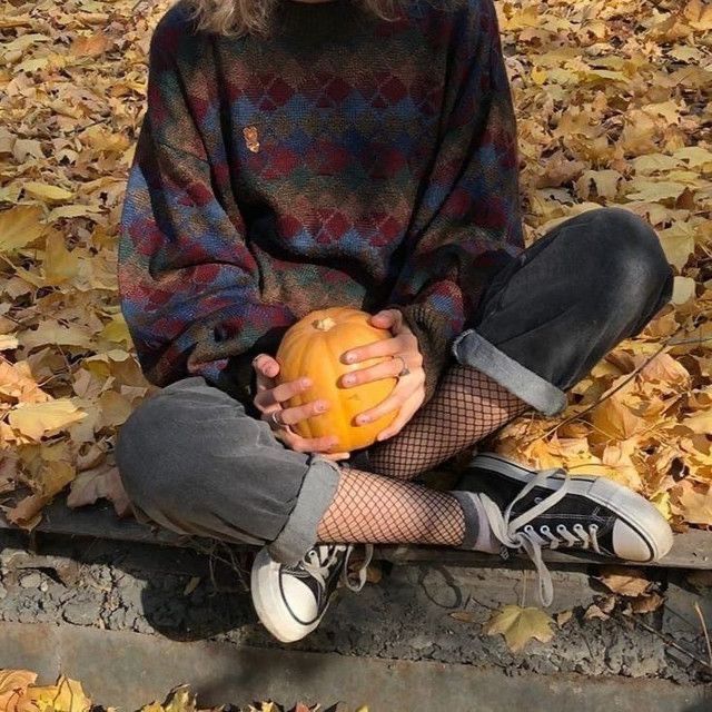 Mode Grunge Hipster, We Fall In Love, Autumn Cozy, Swaggy Outfits, Autumn Aesthetic, Mode Inspo, On The Ground, Mode Vintage, Cozy Fall