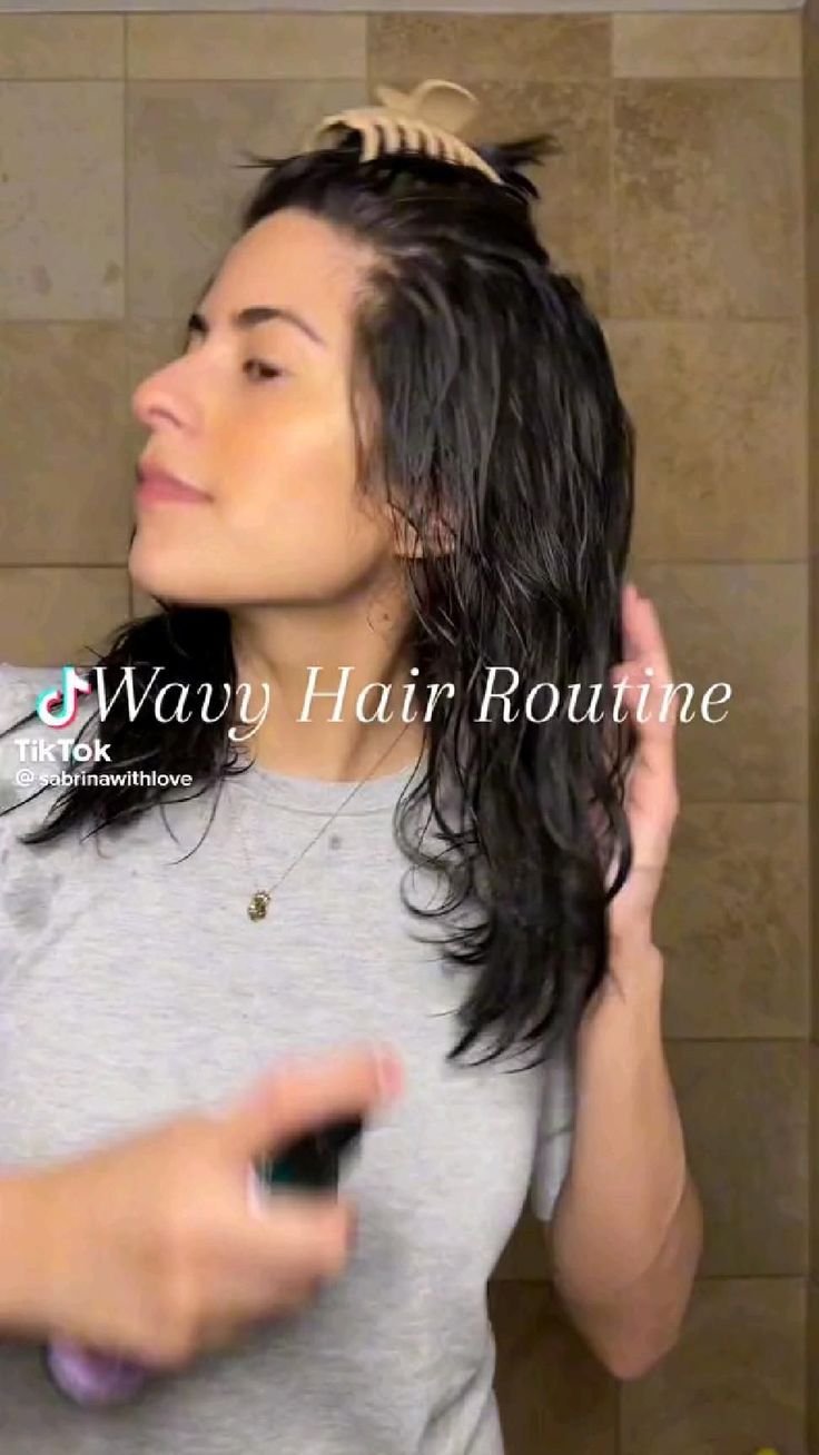 Wavy Hair Diy, Wavy Hair Routine, Frizzy Wavy Hair, Wavy Hair Tips, Straight Wavy Hair, Wavy Hair Care, Curly Hair Care Routine, Wavy Hairstyles Tutorial, Hair Curling Tips