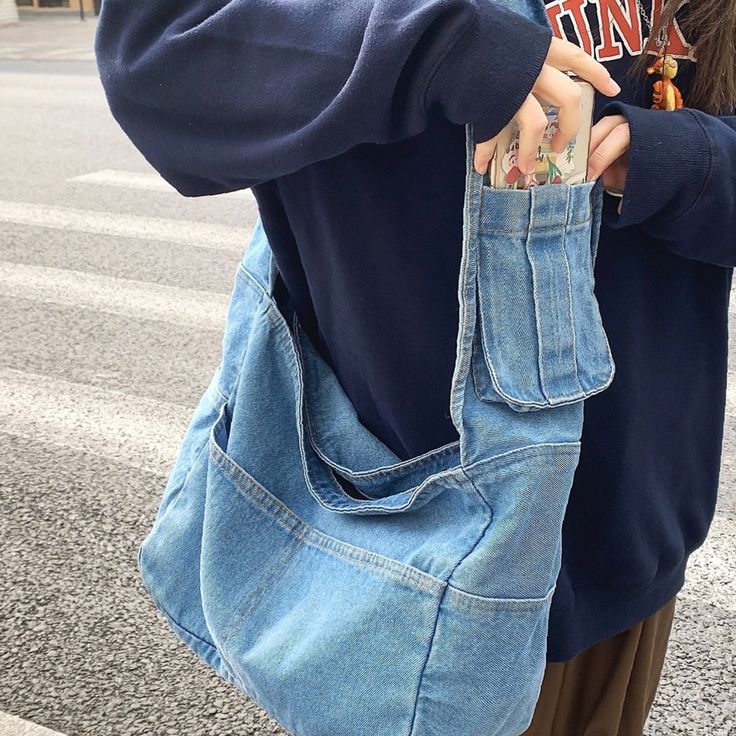 This Bag Is Perfect For Everyday. 100% Cotton. Has A Pocket On The Strap For Your Phone. This Bag Is The Best! Denim Crossbody Bag, Preppy Bags, Tas Bahu, Denim Crossbody, Soft Pattern, Diy Vetement, Ladies Handbags, Populaire Outfits, Kleidung Diy