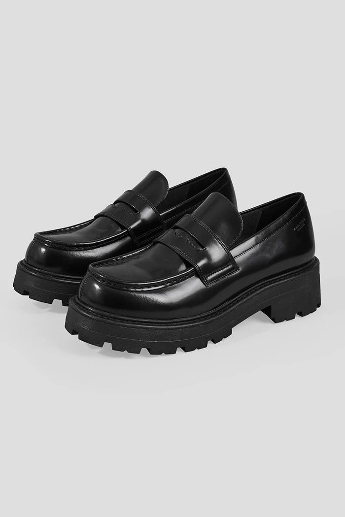 Vagabond Cosmo 2.0 chunky tread sole loafer 90's grunge polished black leather | pipe and row pipeandrow.com @pipeandrow perfect easy casual, day to night, comfortable, Scandinavian style, swedish style, Scandinavian fashion, Scandinavian design, Swedish Design, Modern fashion #pipeandrow #notyouraveragestaple #vagabond #blackboots #chunkyboots #grungestyle #90’s #90’sstyle #swedishdesign #swedishstyle #scandinavianstyle #scandinavianfashion #blackboots #scandinaviandesign Chunky Loafer, Dr Shoes, Chunky Loafers, 90's Grunge, Platform Loafers, Shoe Inspo, Stil Inspiration, New Rock, Aesthetic Shoes