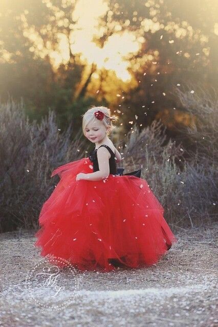 Flower girl Red Tulle Dress, Black Red Wedding, Red Flower Girl Dresses, Red Tutu, Wedding Color Trends, Halloween Wedding, Flower Girl Dress, Red Wedding, Flower Girls