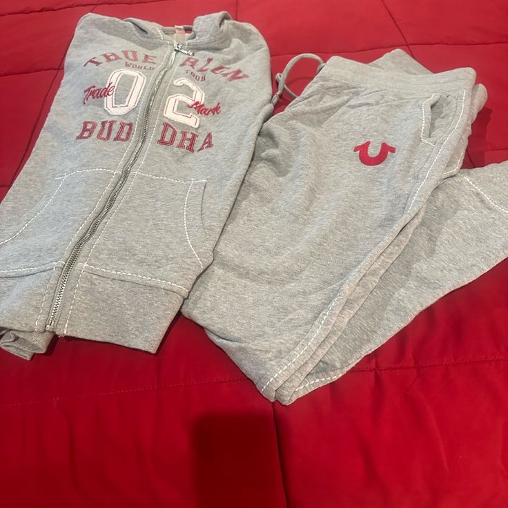 True Religion Sweatsuit Brand New Jacket Size Med Pants Size Small Really Cute Colorful Urban Fashion, Sweatpants With Words On Back, True Religion Outfits Women, Baddie Wishlist, True Religion Sweatsuit, Y2k Finds, Cute Things To Wear, Plt Clothing, True Religion Outfits