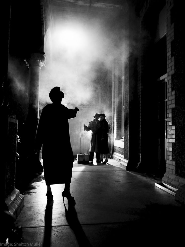 Film Noir mise en scène - strong light and shadows, fog, gun Film Noir Photography, Noir Photography, Noir Aesthetic, Noir Detective, Street At Night, Volumetric Lighting, Narrative Photography, Robert Taylor, Lighting Photography