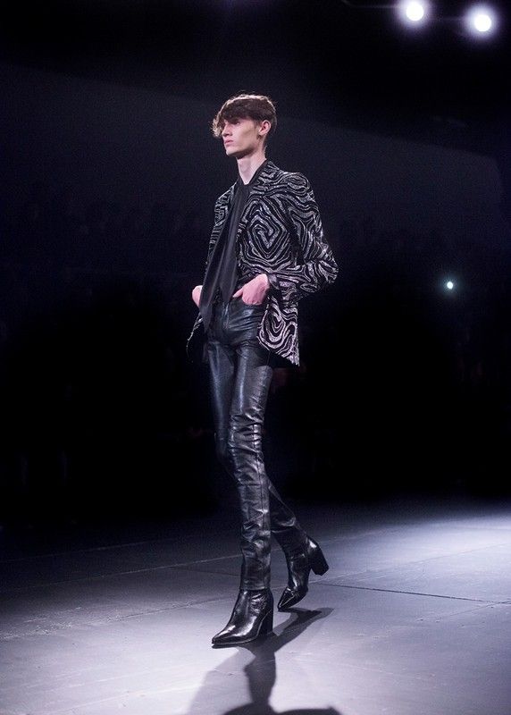 Saint Laurent AW15 Mens Heeled Boots, Saint Laurent Menswear, Older Mens Fashion, Leather Clothes, Men In Heels, Jumpsuit Men, Heels Outfits, Cuban Heels, Leather Jeans