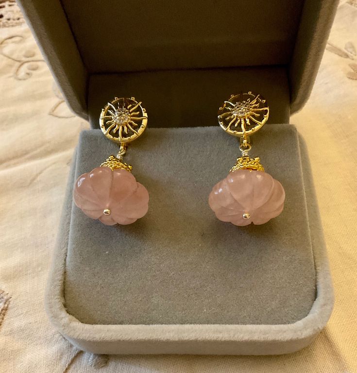 EXCEPTIONAL VINTAGE DESIGNER RICHLY DECORATED GOLD PLATED EARRINGS AND REAL HAND CARVED STONE ROSE QUARTZ. UNIQUE DESIGNER JEWELRY, NATURAL PINK QUARTZ STONE, SUPERB EFFECT. HANDMADE, REMARKABLE JEWELRY, PRETTY HOOK SET WITH TOPAZES. SPARKLING LANCHES. CARVED QUARTZ: 18x 8 mm. DIMENSIONS: 38 x 18 MM. TOTAL WEIGHT: 12.9 gr. In very good shape. LAHOTO BOX NOT INCLUDED. Vintage Gold Gemstone Earrings, Vintage Natural Stone Earrings For Gift, Vintage Earrings With Natural Stones For Gift, Gold Rose Quartz Gemstone Jewelry, Gold Rose Quartz Jewelry For Jewelry Making, Gold Rose Quartz Pendant Jewelry, Rose Quartz Gemstone Gold Jewelry, Gold Jewelry With Rose Quartz Gemstone, Gold Gemstone Jewelry With Rose Quartz