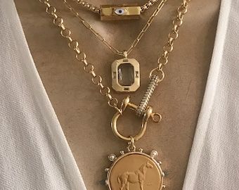 Equestrian mix metal necklaces - Etsy Brasil Lapis Pendant, Heart Padlocks, Floating Necklace, Charms Necklace, Clover Charm, Gold Pearl Necklace, Gold Charm Necklace, Medallion Necklace, Gold Choker