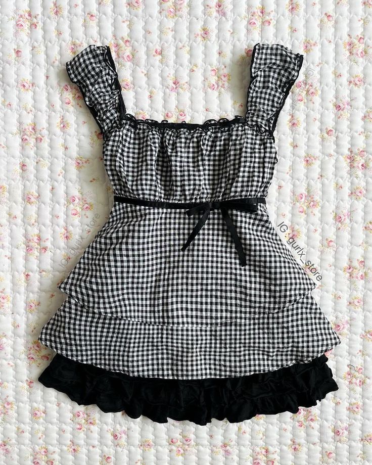 Evade Outfits, Gingham Outfit, Coquette Shirt, Clothes Embroidery Diy, Y2k Dress, Gingham Tops, Pretty Clothes, Grunge Goth, Baggy Pants