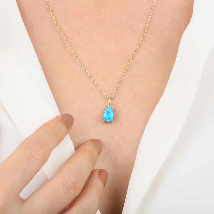 Looking for a meaningful and personalized gift for her? Presenting our 14k Gold Rain Drop Opal Pendant, a customized birthstone necklace that celebrates her unique style and zodiac sign. This minimalist gemstone jewelry perfectly complements her daily outfits while adding a touch of elegance. Crafted with love and care, this pendant is the ideal Christmas gift to show your affection. Surprise her with a piece that captures her personality and brings a smile to her face. Hidden content is love de Pear Jewelry, Colored Gemstones, Gold Armband, Jewelry Christmas, Ruby Jewelry, Emerald Jewelry, Necklace Dainty, Sapphire Jewelry, Gold Wedding Band