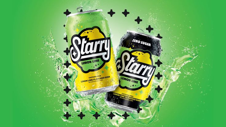 two cans of starly lemonade are splashing in the water on a green background