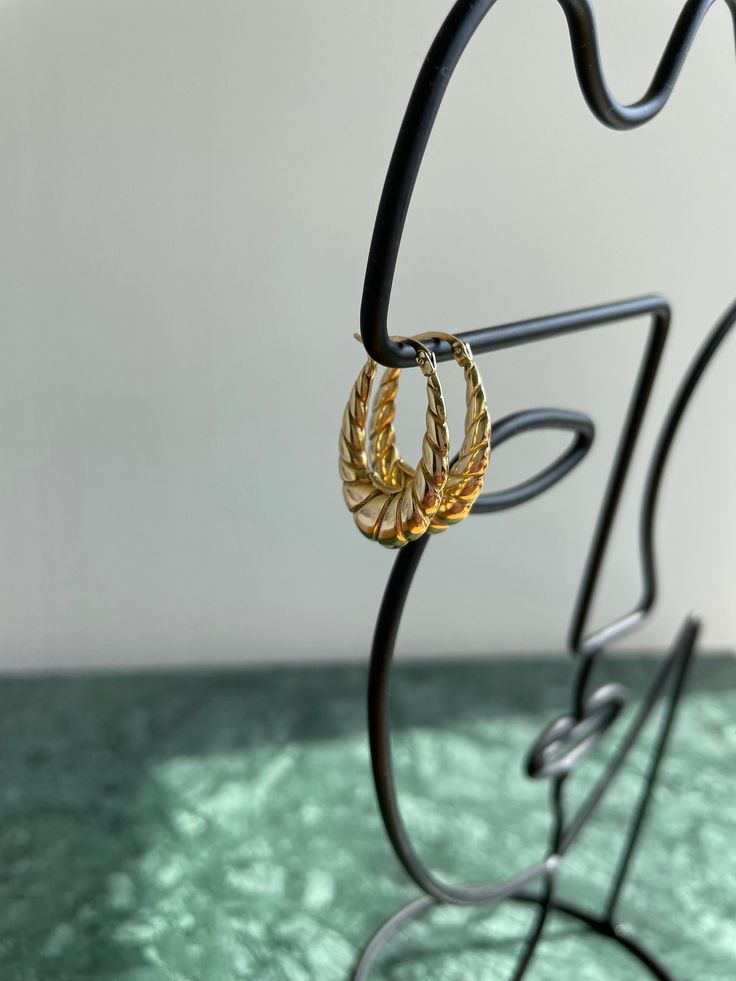 18 carat earrings from the famous Italian high-end goldsmith (since 1926) 'UNOAERRE'. "Get old but don't get boring. Never stop being bold and having fun!" -Iris Apfel Make a statement with these bold vintage hoops << BE BOLD >>. 18 carats Dimensions: 24x18 mm Weight: 2.72g vintage, vintage jewelry, earrings, vintage earrings, welovegems, vintagejewellery, vintage gold, gold jewelry, unoaerre jewelry, unoaerre, Italian, fashion, 18 carat, hoops, vintage hoops Vintage Gold-plated Hoop Earrings For Gift, Vintage Gold-plated Hoop Earrings As A Gift, Vintage Gold Plated Hoop Earrings As Gift, Vintage Gold Hoop Earrings For Gift, Luxury Clip-on Hoop Earrings As Gift, Luxury Brass Hoop Earrings As Gift, Antique Gold Hoop Earrings As Gift, Antique Gold Hoop Earrings For Gift, Vintage Yellow Gold Earrings For Anniversary