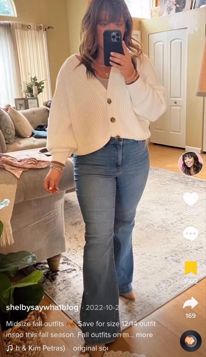 Bell Bottom Jeans Outfit Midsize, Bell Bottoms Fall Outfit, Bellbottom Jean Outfits, Bellbottom Outfit, Flair Jeans Outfit, Midsize Fall Outfits, Bootcut Jeans Outfit, Bell Bottom Jeans Outfit, Outfit Midsize