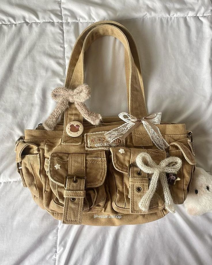 ☆ chunky star shoulder bags ☆ i. cream chunky star shoulder bag ii. pink chunky star shoulder bag features: ~ starz and bows!! ~ magnet… | Instagram Grunge Cottagecore, Y2k Fairycore, Cottagecore Coquette, Fairycore Grunge, My Style Bags, Girly Bags, Vintage Purses, Pretty Bags, Essential Bag