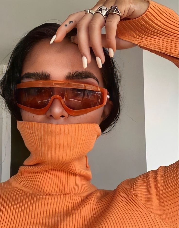 Orange Sunglasses Outfit, Sunglasses For Your Face Shape, Orange Sunglasses, Chica Cool, Sunglasses Outfit, Orange Aesthetic, Stylish Glasses, Trendy Sunglasses, Mode Inspo