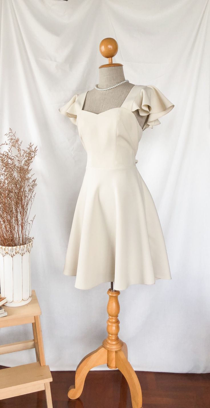 Middle School Graduation Dresses Simple, Formal Dresses Medium Length, Cute Dresses For A Middle School Dance, Graduation Dress Year 6, Dresses For 13 Yo, Cream Hoco Dress, Vintage Graduation Dress, Grade 7 Grad Dresses, Vestidos Vintage Juveniles