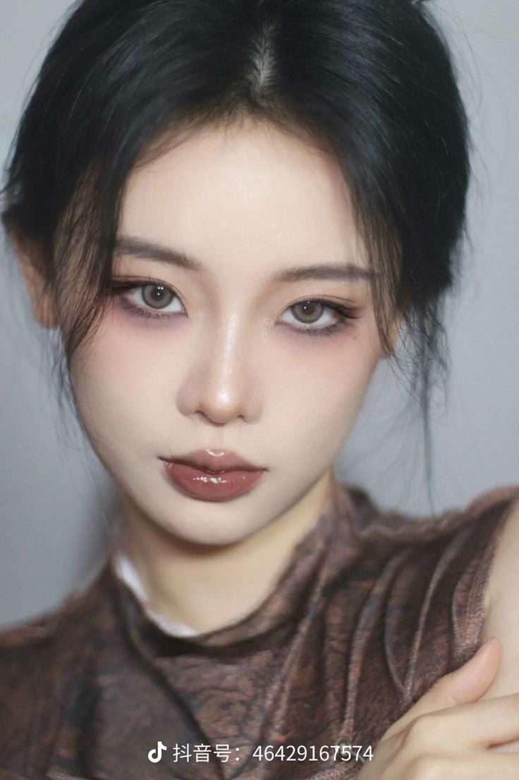 Chinese Douyin Makeup Look Fall/Winter Makeup Look Korean Fall Makeup, Green Makeup Korean, Deer Face Type Korea, Douyin Vampire Makeup, Fall Makeup 2023, Soft Vampire Makeup, Green Douyin Makeup, Cold Tone Makeup, Discreet Makeup