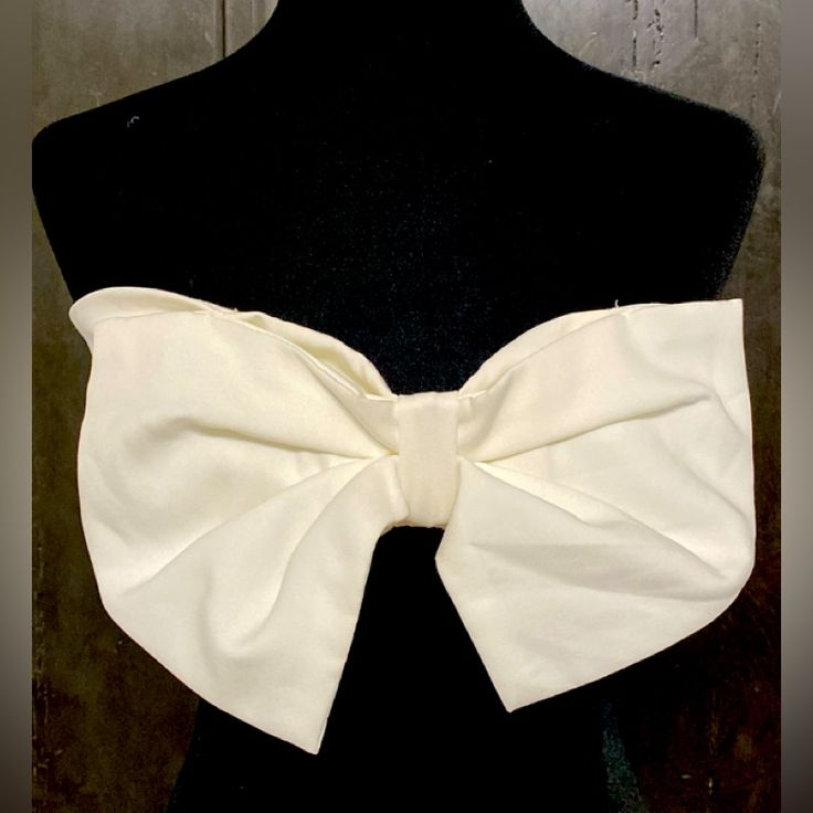 Shein Women White Bow-Tie Crop Top-Nwnt -Size Small. Never Worn. Excellent Condition. Fits Like A Halter Top. Measurements Approximately 14” From Armpit To Armpit X 6” Long. Non-Smoking Home. Priced To Sell At As Is Condition. Don’t Like My Price, Make Reasonable Offer! And Thank You For Checking My Closet. Elegant White Top With Ribbon, Elegant White Tops With Ribbon, Chic Fitted Top With Ribbon, Chic Fitted Ribbon Tops, Elegant White Top With Bow Tie Back, Elegant White Tops With Bow Tie Back, White Fitted Top With Ribbon, Fitted White Top With Ribbon, Fitted White Top With Bow Tie