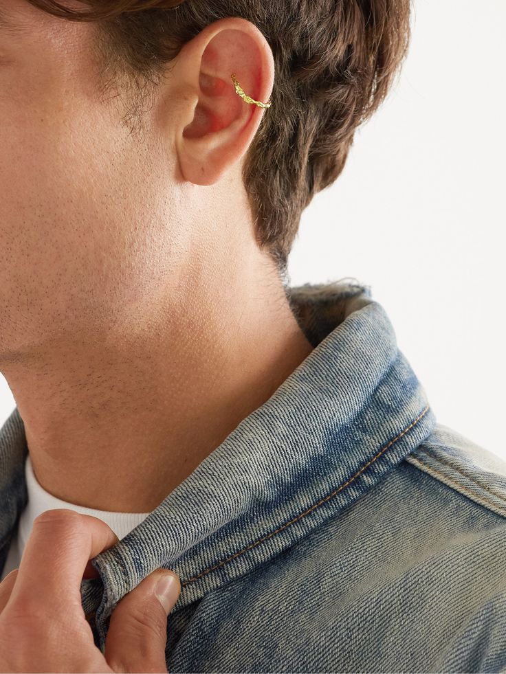 Available on MR PORTER in three sizes (extra small, small and medium), Healers' ear cuff doesn't require a piercing, so it's great if you want to try out the look without fully committing. It's made from gold, which is lightly hammered to achieve an imperfect, organic finish. Ear Cuff Men, Gold Ear Cuff, Hammered Gold, Fine Jewelry Collection, Single Earring, Fine Jewellery Earrings, Mr Porter, Fashion Advice, Ear Cuff