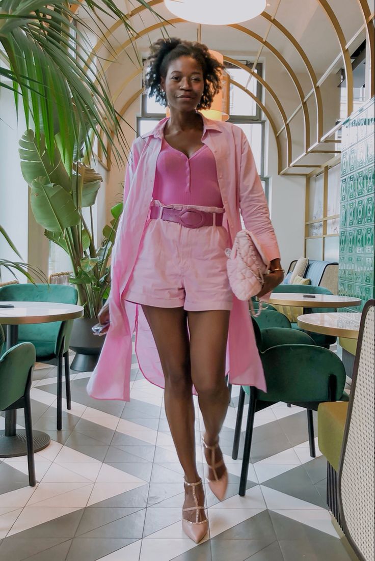 A pink summer outfit with shorts and shirt dress Look Rose, Barbie Inspired, Shirt Dress Outfit, Get In The Mood, Fair Isle Knitting, Total Look, Pink Outfits, In The Mood, Retro Prints