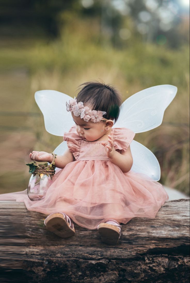 Infant Fairy Photoshoot, 1 Year Fairy Photoshoot, Fairy Theme Birthday Photoshoot, Baby Girl 1st Birthday Fairy Theme, Whimsical 1st Birthday Photoshoot, Fairy One Year Pictures, Fairy Cake Smash Photography, Fairy Birthday Photoshoot Ideas, One Year Old Fairy Photoshoot