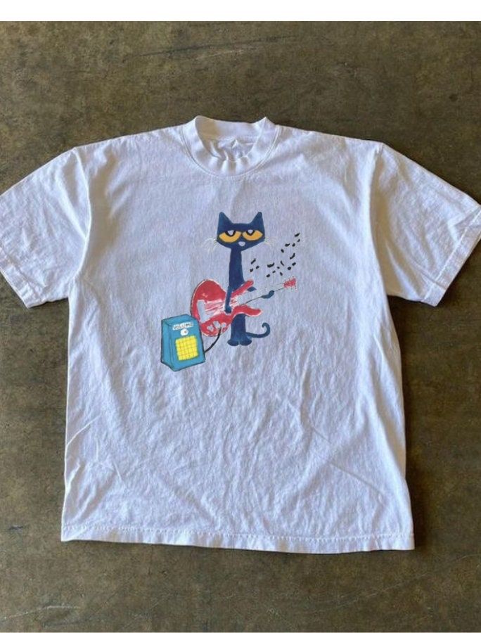 Übergroßes schweres Baumwoll-Grafik-T-Shirt mit Pete the Cat, das Gitarre spielt! Pete The Cat With Guitar, Pete The Cat T Shirt, Clothes With Cats On Them, Painted Graphic Tees, Quirky Graphic Tees, Collage T Shirts, Cute Outfit Accessories, Funky Graphic Tees, Pete The Cat Outfit