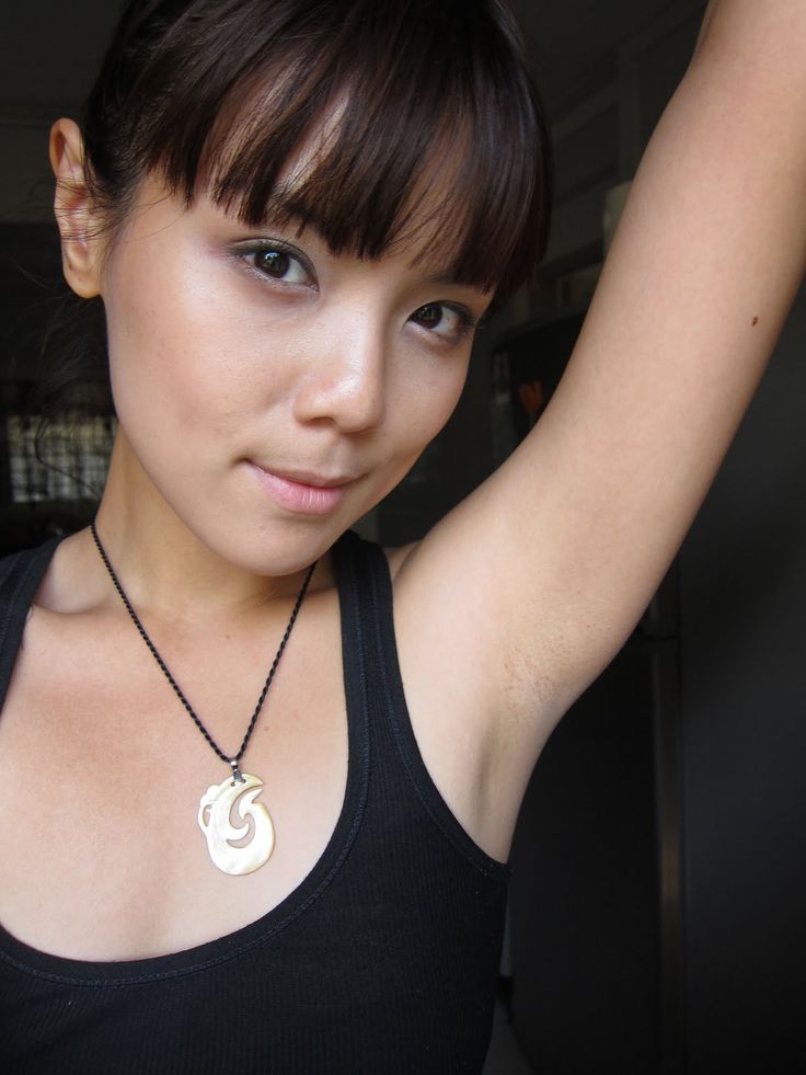 How to get the dark undertone off of your armpits, remove odor and make them silky smooth: 1 tbs white vinegar, 1 tbs baking soda, (secret ingredient!) 1 tsp vanilla extract, mix all ingredients together in a small bowl, then spread across underarms and let sit for 10 minutes with your arm up! Rinse off with a warm wash cloth and Wa-La! Silky smooth, no odor, and no dark spots!    MIRACLE RECIPE Beauty Remedies, Wash Cloth, Secret Ingredient, Small Bowl, White Vinegar, Homemade Beauty Products, Skin Tips, Health And Beauty Tips, Beauty Treatments