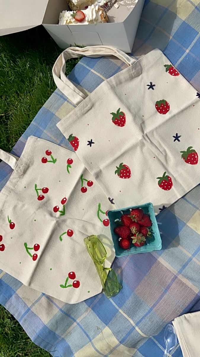 picnic to paint tote bags :) tote bag painting ideas, cherry tote bag, strawberry tote bag Tote Bag Painting Ideas, Bag Painting Ideas, Tote Bag Painting, Diy Tote Bag Design, Handpainted Tote, Handpainted Tote Bags, Canvas Bag Diy, Desain Tote Bag, Totes Ideas