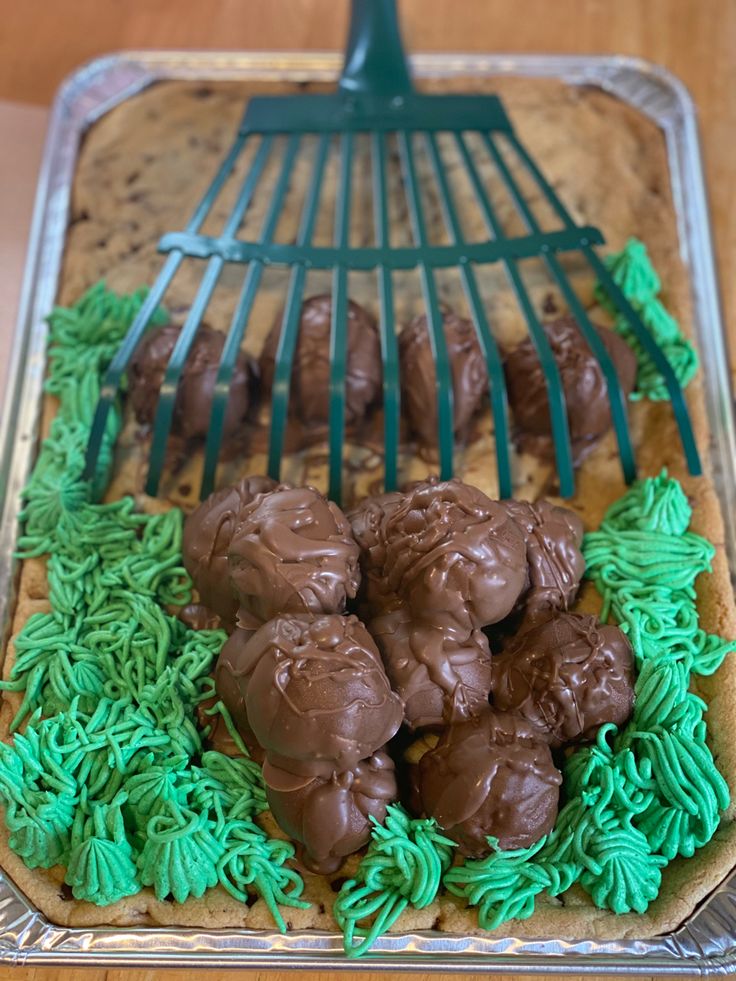 there are some cookies that have green frosting on them and chocolate in the middle