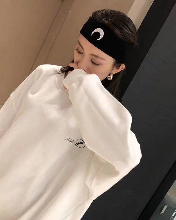 Ideal to wear while working out or doing any physical activities Stylish and subtle moon print Stretchable that gives minimal pressure on the head Radiates athletic look Moon Headband, Twice Clothing, Fashion Chingu, Headband Black, Athletic Looks, K Fashion, Black Moon, Lace Socks, Half Skirt