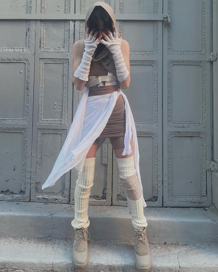 @Norabora_ on Insta Cyberpunk Y2k Fashion, White Dystopian Outfit, Wasteland Outfit Aesthetic, Utopian Outfit, Dune Clothes Aesthetic, Apocalypse Inspired Outfits, Dystopian Future Fashion, Dunecore Outfits, Sci Fi Fits