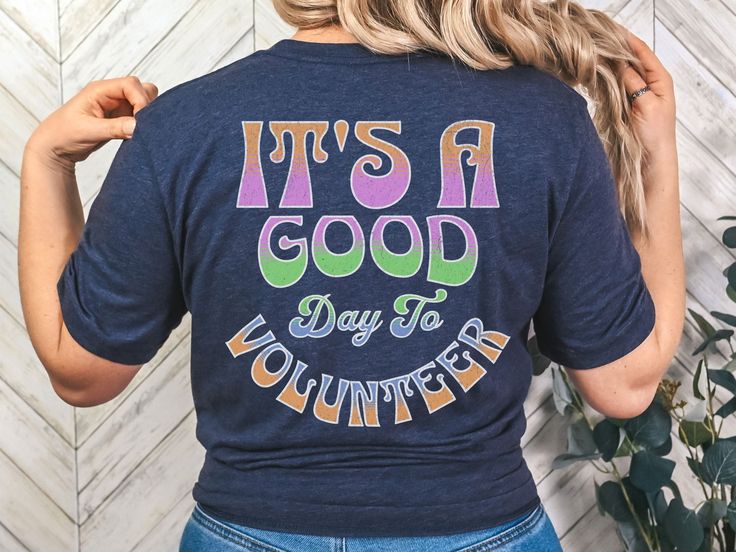 a woman wearing a t - shirt that says it's a good day to volunteer