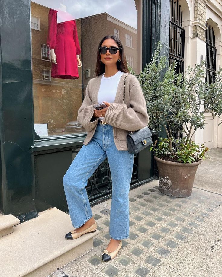 Oversized cardi & denim weather 🙌🏽🍂 happy sunday! | Instagram Spring Jeans Outfit 2024, Business Casual Denim Jeans, Outfit Jean Large, London Outfits Spring, Spain Fits, Outfit Printemps, Ținute Business Casual, Canada Trip, Looks Jeans