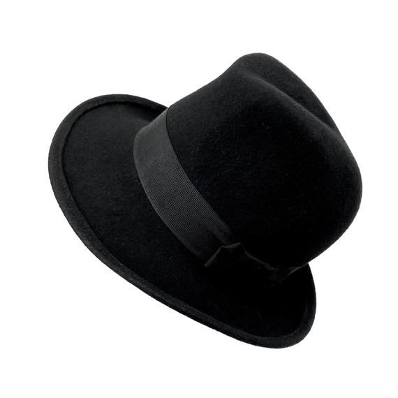 Black fedora hat with high crown. The height of this fedora offers a more cowboy and daring style than the usual fedoras, providing a very interesting elegance.You can choice between wool felt or rabbit fur felt with an elegant suede finish. Adorned with a black grosgrain ribbon of 4 centimeters wide.Elegant fedora for man and woman.The measurements in centimeters are 32 x 29. Crown heigh 13. Brim length 7. (These measurements may vary slightly depending on the size of the hat)For its elaboratio Formal Wool Felt Hat For Winter, Formal Brimmed Hat For Winter, Formal Brimmed Winter Hat, Wool Wide Brim Boater Hat For Winter, Wide Brim Wool Boater Hat For Winter, Winter Wool Wide Brim Boater Hat, Winter Wool Boater Hat With Wide Brim, Classic Brimmed Boater Hat For Winter, Classic Solid Cloche Hat For Fall