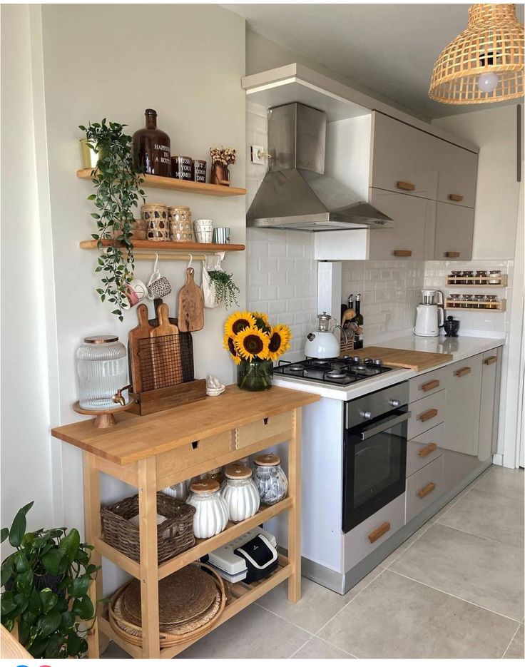 Small Kitchen Ideas On A Budget, Hiasan Dalaman Rumah, Interior Dapur, Kitchen Shelf Decor, Small Apartment Kitchen, Dream Apartment Decor, Small Kitchen Decor, Cozy Kitchen, Apartment Decor Inspiration