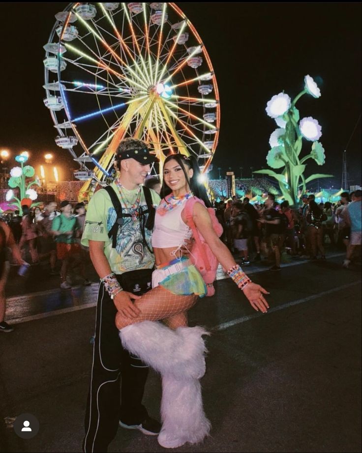 Couples Edm Outfits, Rave Pose Ideas, Rave Couple Pictures, Cowboy Rave Outfit, Edc Rave Outfits Ideas, Couples Rave Outfits, Couple Rave Outfits, Rave Poses, Edc Outfits Ideas