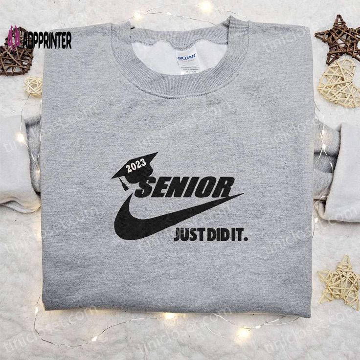 Senior 2023 x Nike Embroidered Hoodie & Back to School Shirt: Best Family Gift Ideas Casual Crew Neck Sweatshirt For Graduation, Casual Letter Print Sweatshirt For Graduation, Senior Hoodies Design Ideas, Back To School Gift Ideas, Hoodies Design Ideas, School Gift Ideas, Embroidered Apparel, Gift Ideas For Family, Hoodie Back