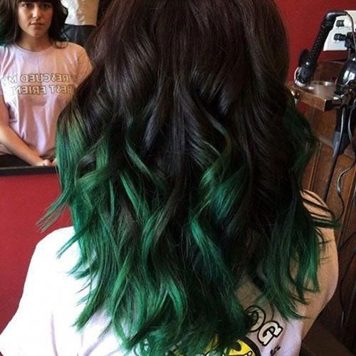 Dark Green Balayage Hairstyle Idea Edgy And Glamorous Green Hairstyles - The Best Green, Teal, Lime Green, Vibrant, Ombre, Balayage Hairstyles #greenhair #vibranthair #haircolor #hairstyles #green #holidayhair #ombrehairstyles Turquoise Hair Ombre, Grey Balayage, Green Hair Dye, Black Brown Hair, Bright Hair Colors, Bright Hair, Scene Hair, Ombre Hair Color, Dye My Hair