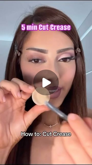 Janine Jennings on Instagram: "5 Min Cut Crease . #makeup #grwm #simplemakeup #cdsalon #5minmakeup" How To Do A Cut Crease, Easy Cut Crease Eyeshadow, How To Cut Crease, Eyeshadow Hacks, Cut Crease Hooded Eyes, Soft Cut Crease, Glitter Cut Crease Makeup, Double Winged Eyeliner, Eyeshadow For Hooded Eyes